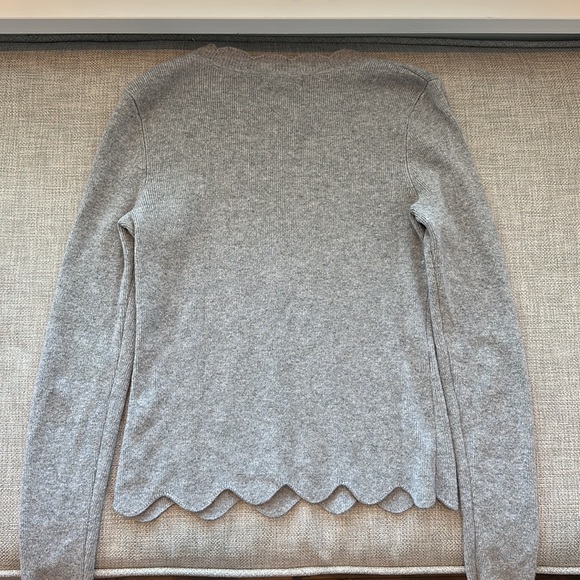 BLOOMINGDALES AQUA 100% Cashmere Scalloped Trimmed Sweater | Fitted Grey Sweater - Picture 5 of 5
